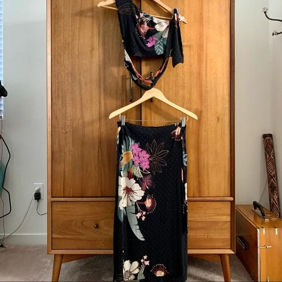 24hr SALE 🔴Farm Rio Wrap Skirt and top set!"Flor de Festa"